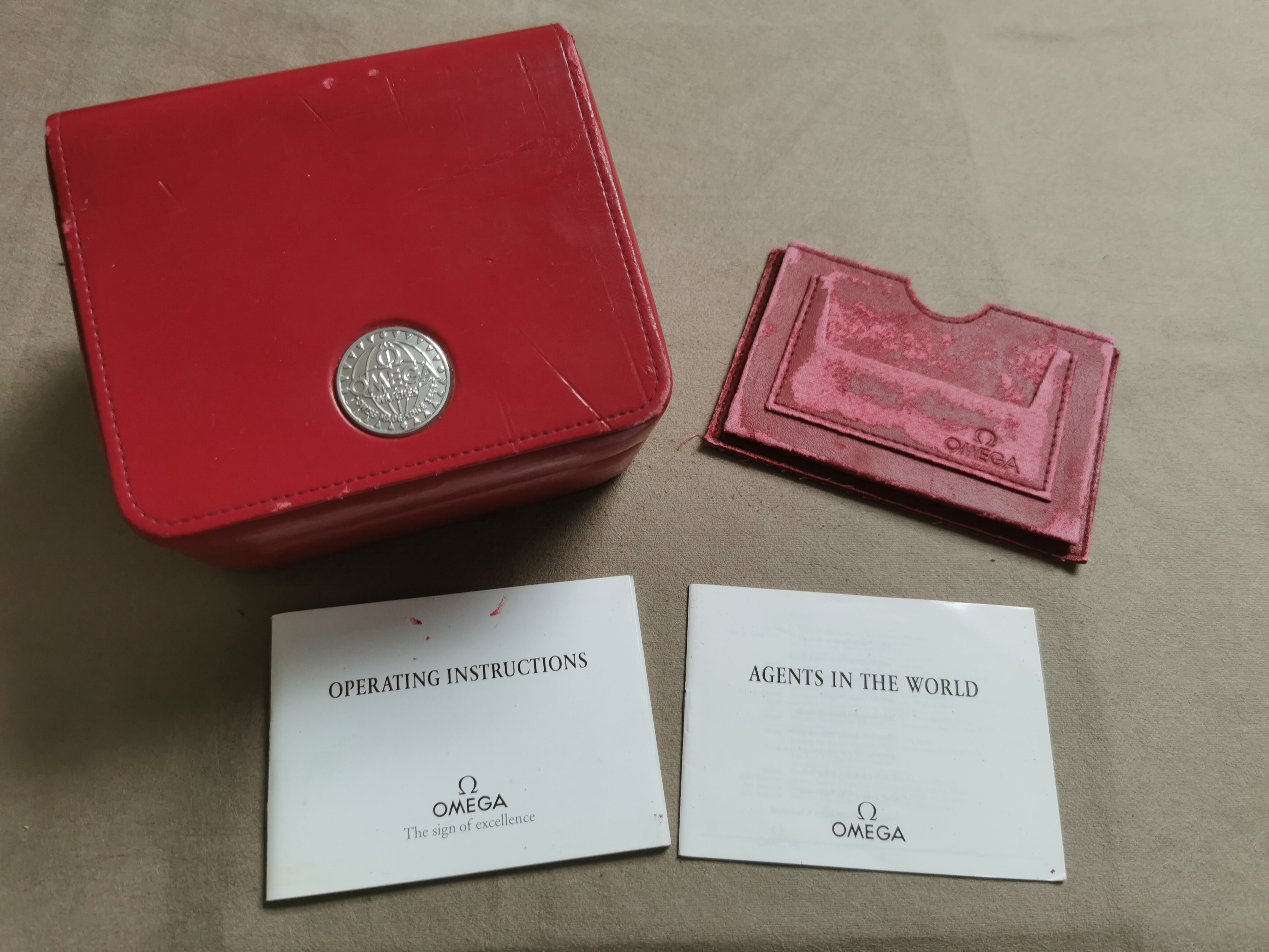 Omega vintage red box for speedmaster models with leather wallet and booklets 1861 - 1863 used | San Giorgio a Cremano